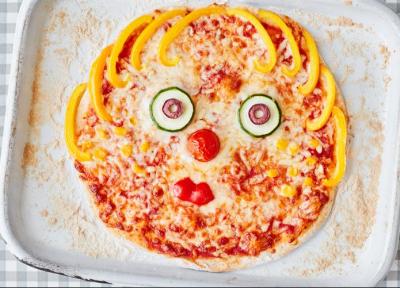 طرز تهیه پیتزا سبزیجات خانگی با تزیین بچگانه