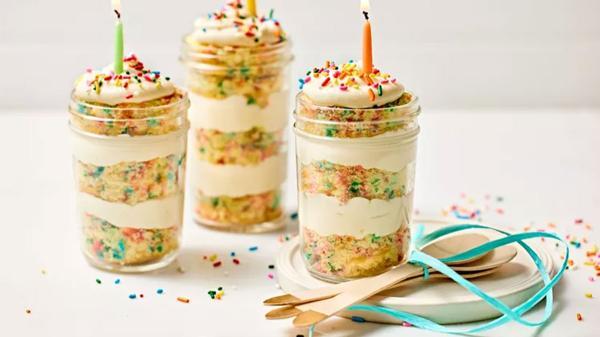 طرز تهیه جار کیک وانیلی ساده؛ انواع و روش های مختلف تزیین آن