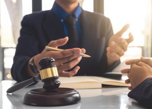 راهنمای انتخاب وکیل حرفه ای برای پرونده های مالی پیچیده