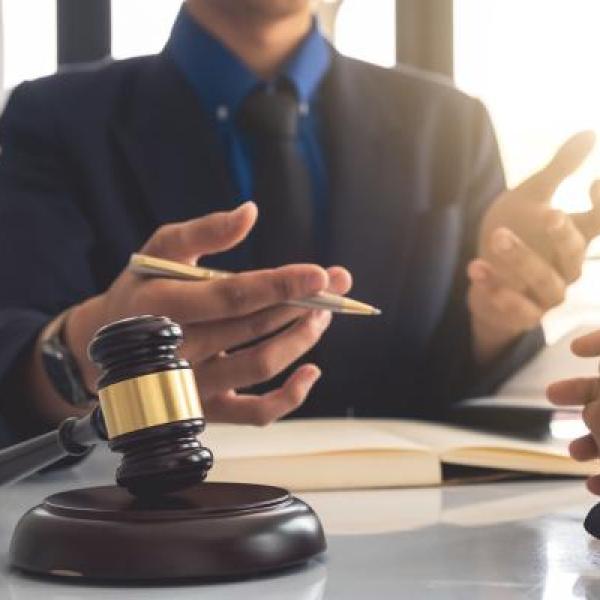 راهنمای انتخاب وکیل حرفه ای برای پرونده های مالی پیچیده