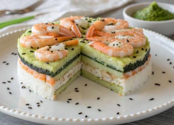 طرز تهیه کیک سوشی با میگو؛ کیک سوشی خانگی مجلسی