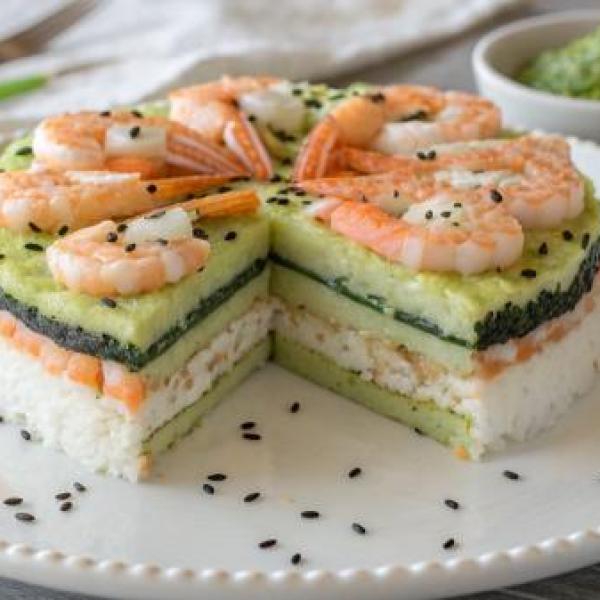 طرز تهیه کیک سوشی با میگو؛ کیک سوشی خانگی مجلسی